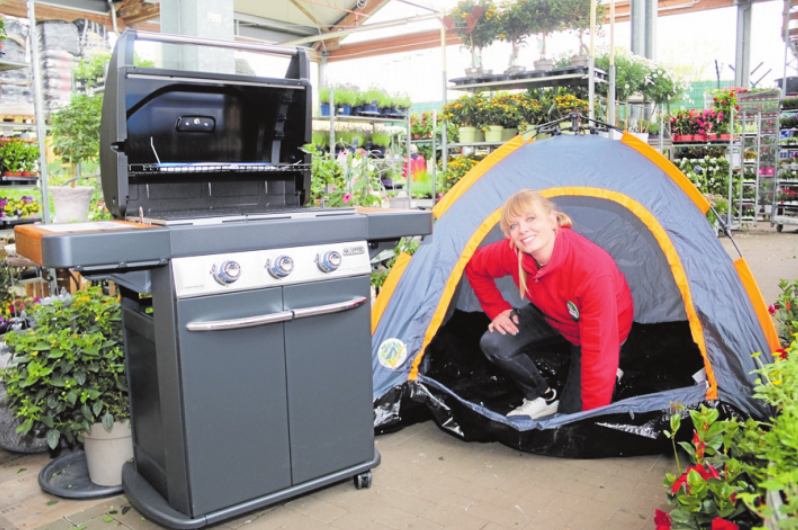Alexandra Müßener-Berg, Fachberaterin beim hagebaumarkt, präsentiert das Ruck-Zuck-Zelt „Umbrella“. Foto: Funke Alexandra Müßener-Berg, Fachberaterin beim hagebaumarkt, präsentiert das Ruck-Zuck-Zelt „Umbrella“. Foto: Funke