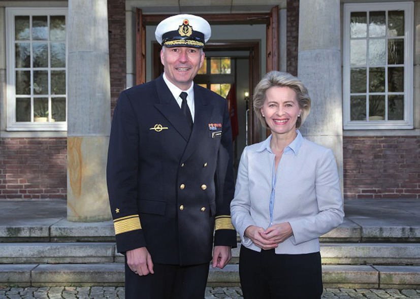 Carsten Stawitzki, Flotillenadmiral und Kommandeur, mit Bundesverteidigungsministerin Ursula von der Leyen in der Führungsakademie der Bundeswehr FOTO: KATHARINA JUNGE/BUNDESWEHR
