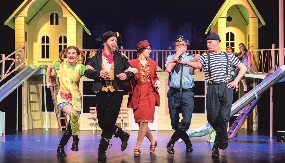 Im Altonaer Theater tanzt Astrid Lindgrens Powermädchen Pippilotta Victualia Rollgardina Pfefferminz Efraimstochter Langstrumpf nicht nur mit den braven Geschwistern Tom und Annika, sondern gleich mit dem ganzen Dorf. Ein Riesenspaß für Kinder ab 5 Jahren. Tel: 040/39 90 58 70. Foto: G2 Baraniak. Im Altonaer Theater tanzt Astrid Lindgrens Powermädchen Pippilotta Victualia Rollgardina Pfefferminz Efraimstochter Langstrumpf nicht nur mit den braven Geschwistern Tom und Annika, sondern gleich mit dem ganzen Dorf. Ein Riesenspaß für Kinder ab 5 Jahren. Tel: 040/39 90 58 70. Foto: G2 Baraniak.