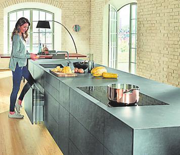 Die Schubkästen sind übersichtlich ergonomisch angeordnet. Sind die Fronten grifflos (wie auf dem Foto), werden sie per Push-to-open-Technik geöffnet. Bei größeren Auszügen im unteren Bereich hilft eine elektrische Öffnungsunterstützung: Es reicht ein kleiner Schubs mit dem Knie Die Schubkästen sind übersichtlich ergonomisch angeordnet. Sind die Fronten grifflos (wie auf dem Foto), werden sie per Push-to-open-Technik geöffnet. Bei größeren Auszügen im unteren Bereich hilft eine elektrische Öffnungsunterstützung: Es reicht ein kleiner Schubs mit dem Knie