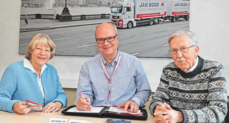 Umzugsberater Patrick Pulfer (Mitte) mit Helga und Rolf Bahruth: Das Reinbeker Ehepaar ist mit der Spedition Jan Bode umgezogen und sagt: „Wir sind sehr zufrieden mit dem Ergebnis und können diesen Service nur weiterempfehlen!“ Foto: Bode Umzugsberater Patrick Pulfer (Mitte) mit Helga und Rolf Bahruth: Das Reinbeker Ehepaar ist mit der Spedition Jan Bode umgezogen und sagt: „Wir sind sehr zufrieden mit dem Ergebnis und können diesen Service nur weiterempfehlen!“ Foto: Bode