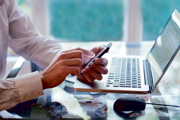 Kurz vor Feierabend schnell aus dem Büro die Heizung zuhause hochstellen – Smart Home macht es möglich  Foto: Fotolia - anyaberkut Kurz vor Feierabend schnell aus dem Büro die Heizung zuhause hochstellen – Smart Home macht es möglich  Foto: Fotolia - anyaberkut