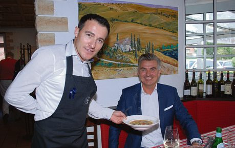 Stammkunde Thomas Klinge schätzt im Restaurant Barolo die von Otti servierte Minestrone Foto: Tina Jordan Stammkunde Thomas Klinge schätzt im Restaurant Barolo die von Otti servierte Minestrone Foto: Tina Jordan