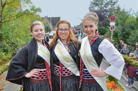 Die amtierende Erntekönigin Anna von Deyn (Mitte) mit ihren Prinzessinnen Frederike Schlünzen (l.) und Christina Koop Die amtierende Erntekönigin Anna von Deyn (Mitte) mit ihren Prinzessinnen Frederike Schlünzen (l.) und Christina Koop