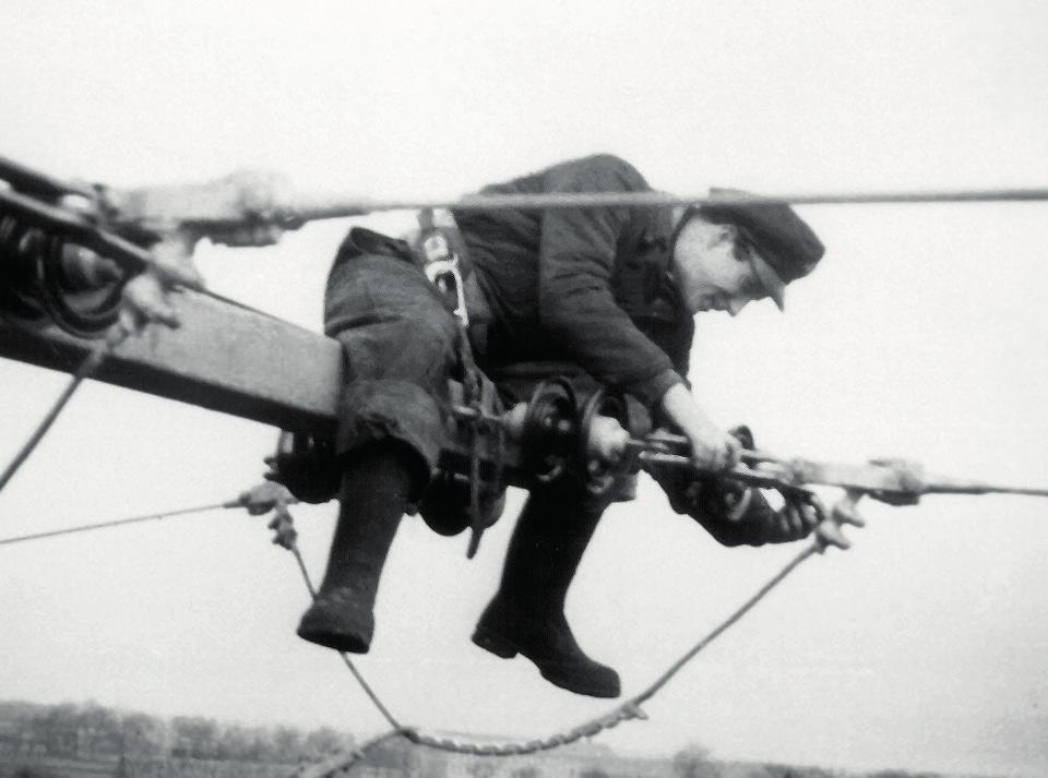 ... die 1919 als Gemeindewerk in Garstedt begannen, die Bürger mit Strom (l.) zu versorgen... ... die 1919 als Gemeindewerk in Garstedt begannen, die Bürger mit Strom (l.) zu versorgen...