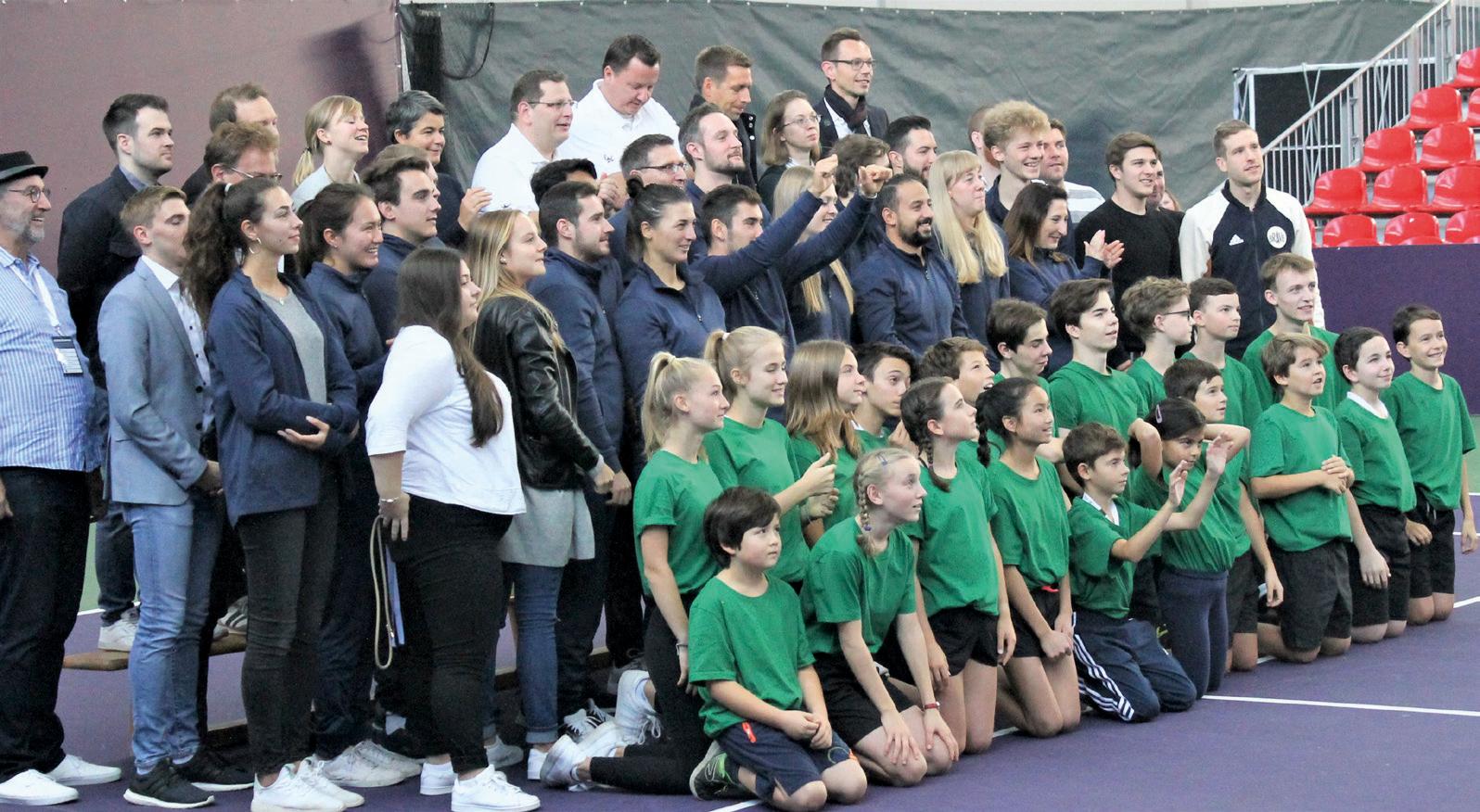 Auch ein „kleines“ Challenger benötigt viele Helfer. Hier fast das gesamte Team. Foto Claudio Gärtner Auch ein „kleines“ Challenger benötigt viele Helfer. Hier fast das gesamte Team. Foto Claudio Gärtner