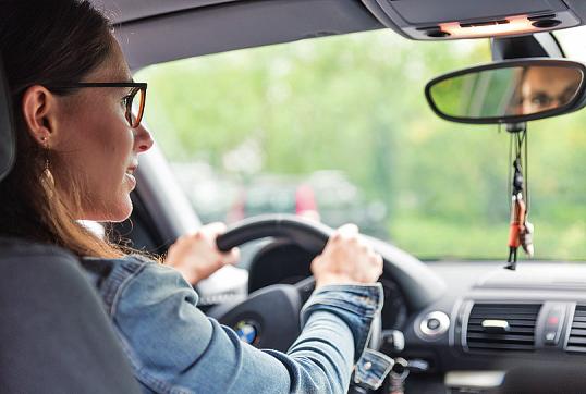 In der dunklen Jahreszeit ist das menschliche Auge im Straßenverkehr besonders gefordert.  Foto: Heike Skamper/ZVA/akz-o In der dunklen Jahreszeit ist das menschliche Auge im Straßenverkehr besonders gefordert.  Foto: Heike Skamper/ZVA/akz-o