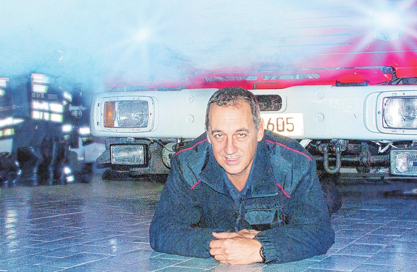 Hauptbrandmeister Frank Grützner demonstriert den sicheren Bereich unterhalb des Rauchs. 95 Prozent aller Brandopfer sterben nicht durch die Flammen, sondern an einer Rauchgasvergiftung Foto: Umsorgt wohnen Hauptbrandmeister Frank Grützner demonstriert den sicheren Bereich unterhalb des Rauchs. 95 Prozent aller Brandopfer sterben nicht durch die Flammen, sondern an einer Rauchgasvergiftung Foto: Umsorgt wohnen