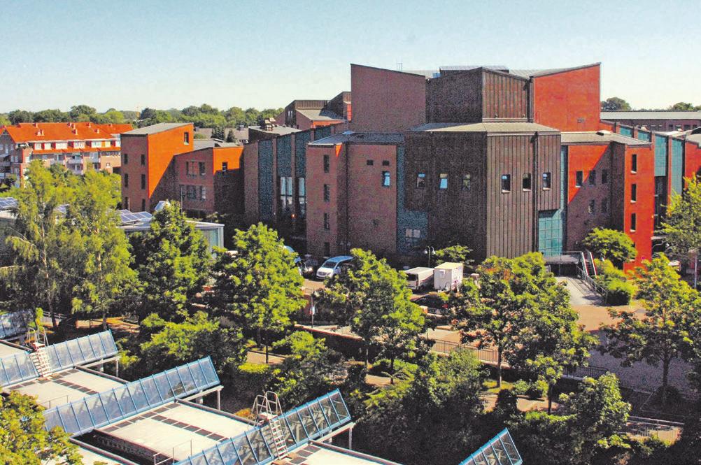 Norderstedt-Mitte: Wenn die Grünzonen erhalten bleiben sollen, kann Norderstedt, hier die Stadtmitte mit Rathaus und Bahnhof, nur nach oben wachsen Norderstedt-Mitte: Wenn die Grünzonen erhalten bleiben sollen, kann Norderstedt, hier die Stadtmitte mit Rathaus und Bahnhof, nur nach oben wachsen