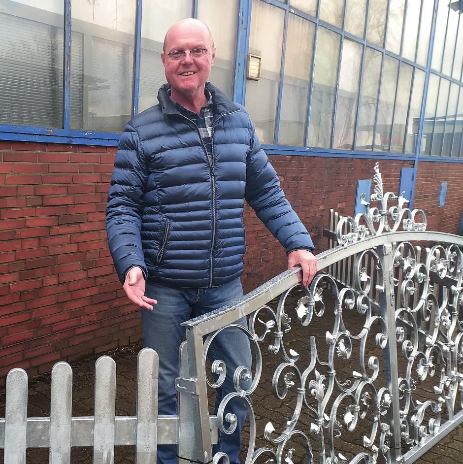 Vom Handlauf bis zum schmiedeeisernen Zaun: Im Betrieb von Thorsten Mistereck gibt es individuell gefertigte Metall-Objekte für den Alltag. Fotos: Tina Jordan Vom Handlauf bis zum schmiedeeisernen Zaun: Im Betrieb von Thorsten Mistereck gibt es individuell gefertigte Metall-Objekte für den Alltag. Fotos: Tina Jordan