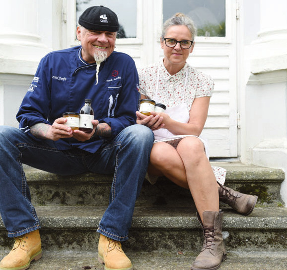 Sternekoch René Kalobius mit Marmeladen-Köchin Cathrin Kluge im Garten von Christine Loerke