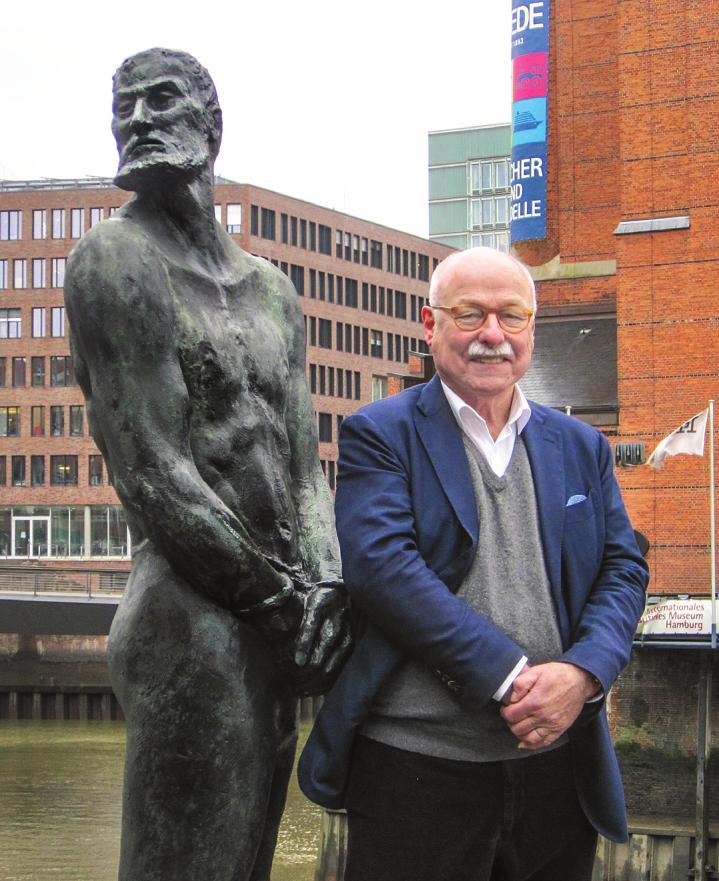 Gab es Klaus Störtebeker überhaupt? Autor Michael Seufert vor dem Denkmal Störtebekers in der HafenCity beantwortet diese Frage Foto: Umsorgt wohnen Gab es Klaus Störtebeker überhaupt? Autor Michael Seufert vor dem Denkmal Störtebekers in der HafenCity beantwortet diese Frage Foto: Umsorgt wohnen