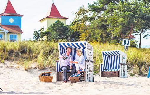 Sektfrühstück im Strandkorb: So entspannt kann ein Urlaubstag an der Ostsee beginnen. Foto: Hotel KleineStrandburg Sektfrühstück im Strandkorb: So entspannt kann ein Urlaubstag an der Ostsee beginnen. Foto: Hotel KleineStrandburg