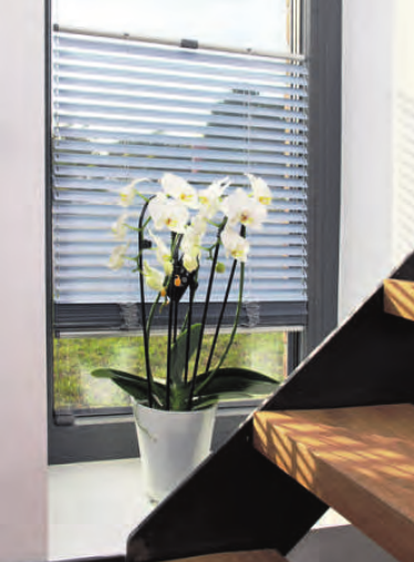 „Juun25“ vereint die Vorteile von Plissee und Jalousie.  „Juun25“ vereint die Vorteile von Plissee und Jalousie.