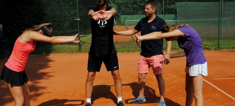 Diese Übung verbessert Ihre Faszien insbesondere im rückenseitigen Brustkorbbereich. Achten Sie auf eine möglichst ausgeprägte Bewegung in der Brustwirbelsäule, indem Sie aus der maximalen Streckung in eine maximale Beugung der Brustwirbelsäule gehen. Diese Übung verbessert Ihre Faszien insbesondere im rückenseitigen Brustkorbbereich. Achten Sie auf eine möglichst ausgeprägte Bewegung in der Brustwirbelsäule, indem Sie aus der maximalen Streckung in eine maximale Beugung der Brustwirbelsäule gehen.