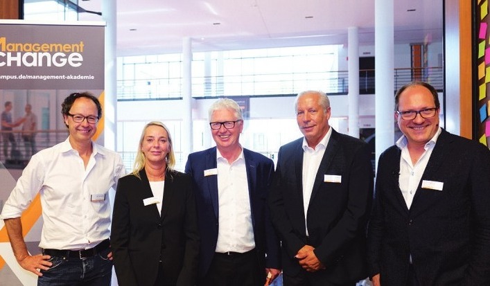 Zur Eröffnung der Management Akademie diskutierten Frederik Braun (Miniatur Wunderland Hamburg), Bärbel Wenckstern (ELBCAMPUS), Moderator Hajo Winkler (Change Direction), Uwe Birk (Stromnetz Hamburg) und Niels Pfläging (Business-Speaker) über den „Mythos Agilität“ (v.l.n.r.) Foto: www.elbcampus.de Zur Eröffnung der Management Akademie diskutierten Frederik Braun (Miniatur Wunderland Hamburg), Bärbel Wenckstern (ELBCAMPUS), Moderator Hajo Winkler (Change Direction), Uwe Birk (Stromnetz Hamburg) und Niels Pfläging (Business-Speaker) über den „Mythos Agilität“ (v.l.n.r.) Foto: www.elbcampus.de