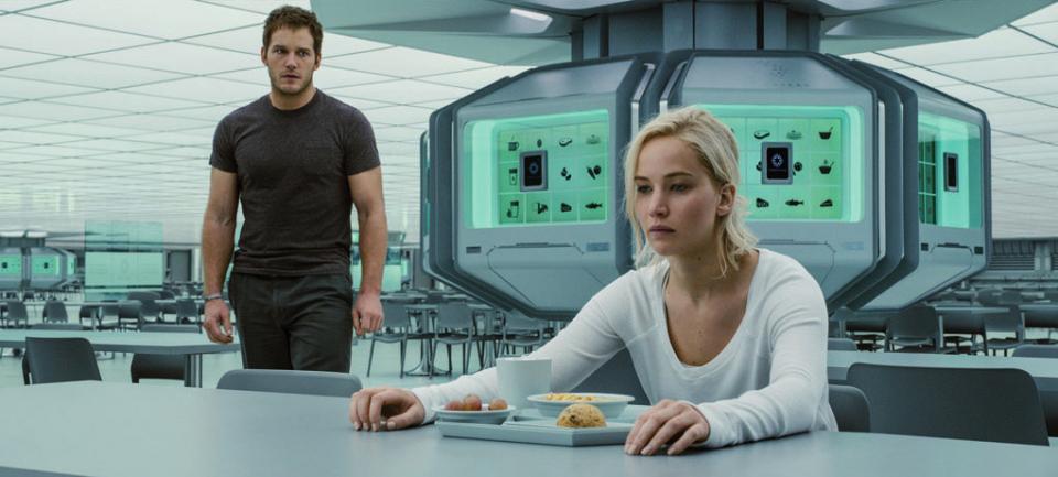 Jim (Chris Pratt) und Aurora (Jennifer Lawrence) stehen vor einem Rätsel, FOTO: 2016 SONY PICTURES RELEASING GMBH