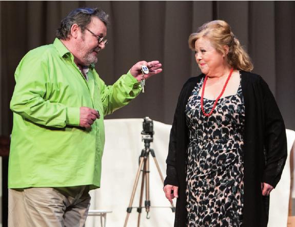 Franziska Troegner und Walter Plathe in „Wand an Wand“ FOTO: ©BO LAHOLA