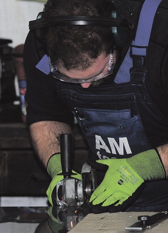 Maxim Danilevich bearbeitet ein individuell gefertigtes Edelstahlblechfür die Lebensmittelindustrie Maxim Danilevich bearbeitet ein individuell gefertigtes Edelstahlblechfür die Lebensmittelindustrie