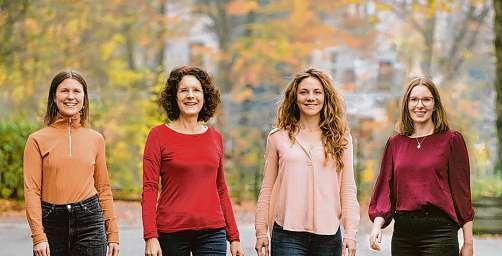 Selbstbestimmt leben in den eigenen vier Wänden: Das ist das Motto der QplusAlter-Lotsinnen Alena Neven, Martina Pankow, Catharina Klein und Johanna Schöler (v. l.) Selbstbestimmt leben in den eigenen vier Wänden: Das ist das Motto der QplusAlter-Lotsinnen Alena Neven, Martina Pankow, Catharina Klein und Johanna Schöler (v. l.)