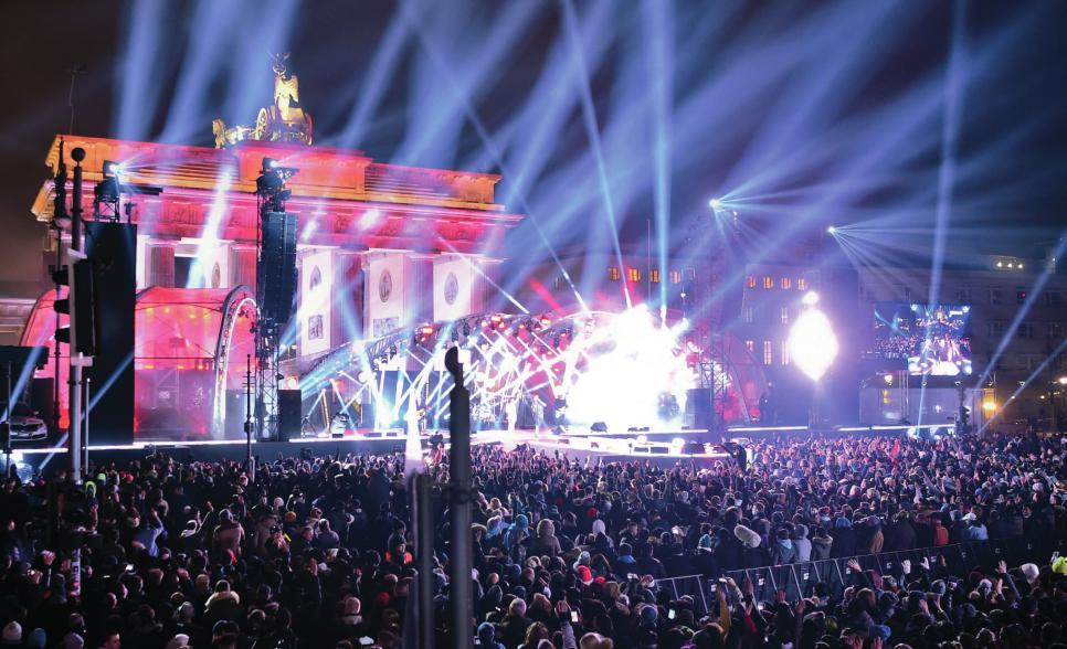 Fester Bestandteile des westlichen Lebensstils: Feiern, Tanzen, Trinken, Flirten im öffentlichen Raum – wie hier bei der großen Silvesterparty am Brandenburger Tor zum Jahreswechsel 2016/2017. Der „Freiheitsindex Deutschland“ geht der Frage nach, was das Besondere an diesem Lebensstil ist, auf welche gesellschaftlichen Werte er sich stützt – und wie viel er den Deutschen bedeutet. PICTURE ALLIANCE/DPA-ZENTRALBILD/BRITTA PEDERSEN