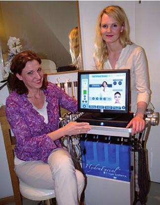 Angela Schulz (links) erläutert die Hydrafacial-Gesichtsbehandlung