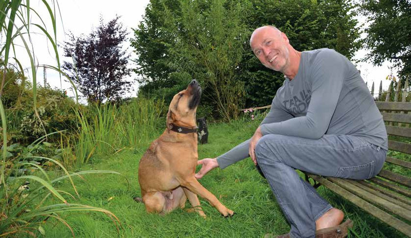 Schmusestunde mit Hund Odin am Gartenteich Fotos: Ellen Corinna Meyer Schmusestunde mit Hund Odin am Gartenteich Fotos: Ellen Corinna Meyer