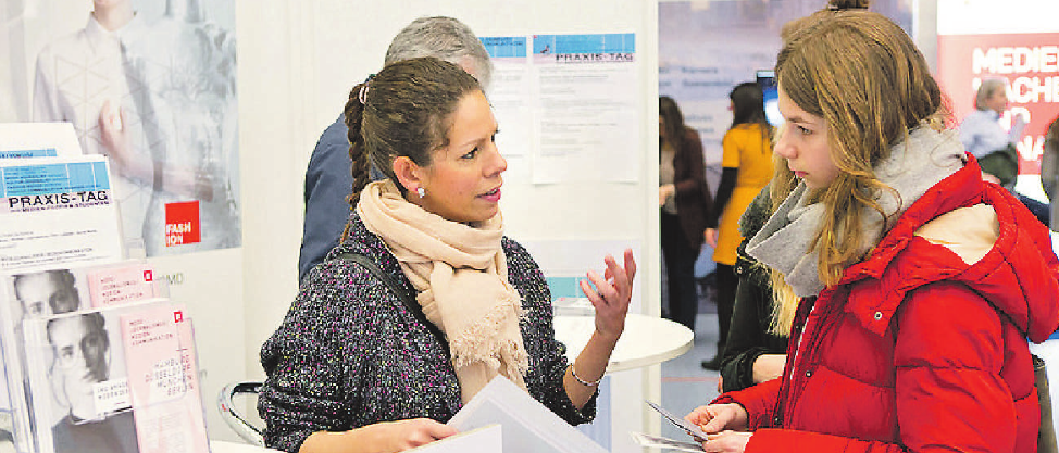 Eine Messe bietet viele Gelegenheiten, um mehr über bestimmte Berufe und Berufsfelder zu erfahren und erste Kontakte zu Betrieben zu knüpfen. Foto: absolut°karriere Eine Messe bietet viele Gelegenheiten, um mehr über bestimmte Berufe und Berufsfelder zu erfahren und erste Kontakte zu Betrieben zu knüpfen. Foto: absolut°karriere