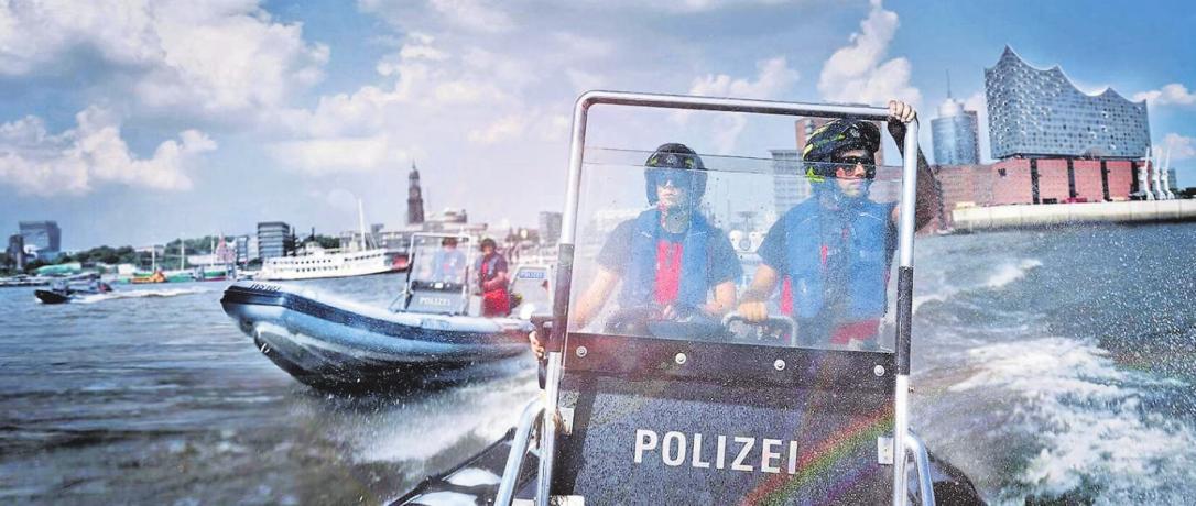 Der Arbeitsplatz der WASSERSCHUTZPOLIZEI ist der Hamburger Hafen. Von der Schiffskollision bis hin zur Gewässerverunreinigung– jeder Tag bietet eine große Bandbreite an Herausforderungen. Der Arbeitsplatz der WASSERSCHUTZPOLIZEI ist der Hamburger Hafen. Von der Schiffskollision bis hin zur Gewässerverunreinigung– jeder Tag bietet eine große Bandbreite an Herausforderungen.