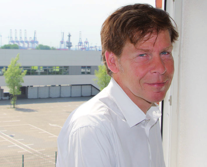 Gunnar Gellersen vor Cruise TerminalAltona und Elbe