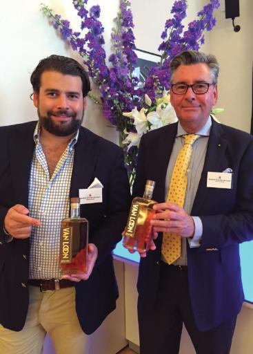 Hendrik und Dieter Schulze van Loon mit dem „Van Loon“-Whisky