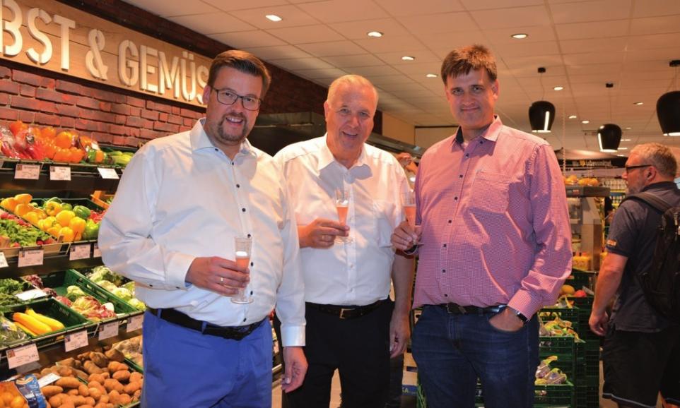 Der Senior Helmut Kröger (Mitte) stieß mit seinen Söhnen Dirk und Sönke Kröger auf die Wiedereröffnung an