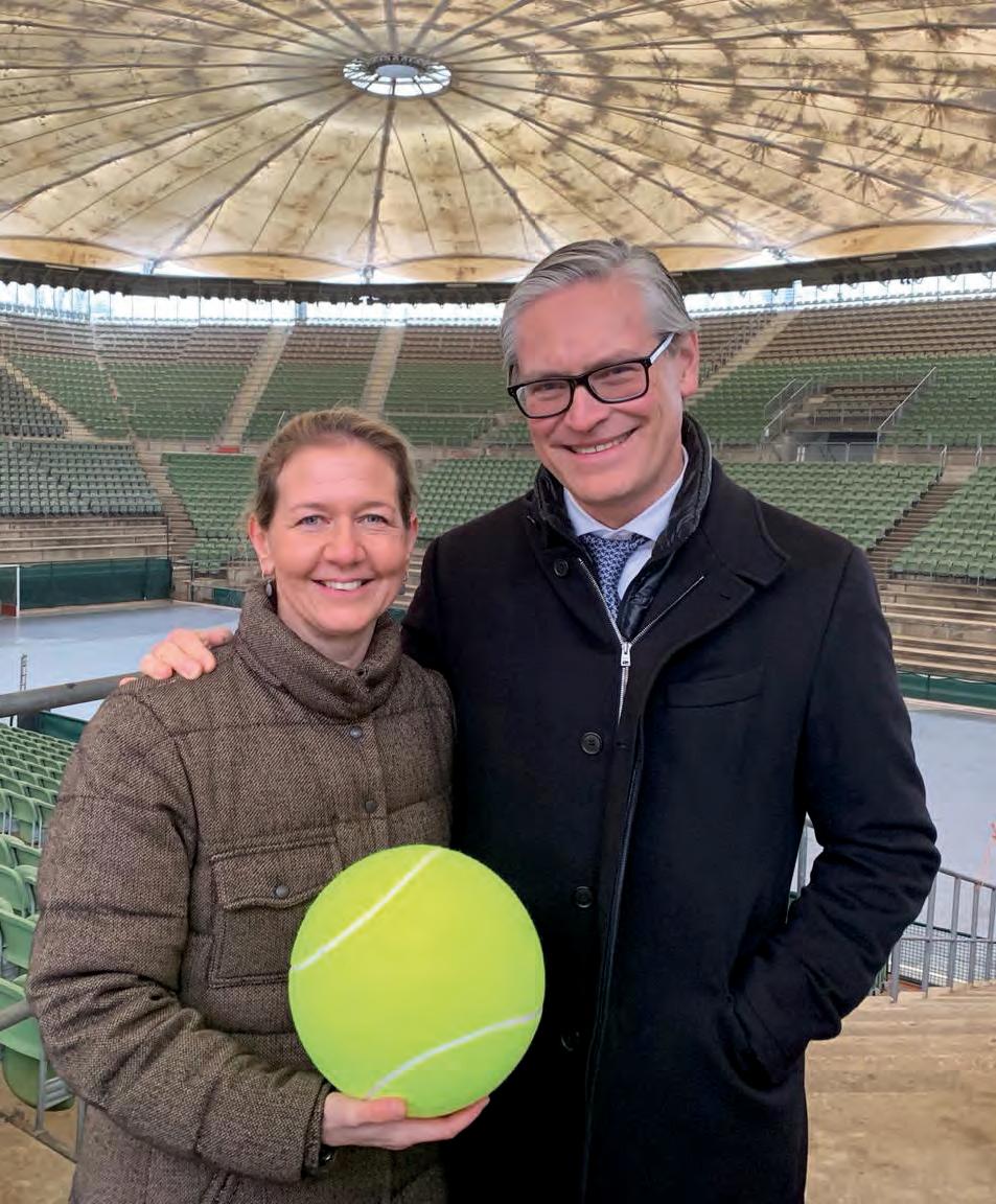 Die neue Turnierchefin der Hamburg Open, Sandra Reichel, freut sich über das Engagement von Alexander Otto und über ein neues Center Court Dach. Dies sieht nun langsam wirklich ramponiert aus. Foto Reichel Group Die neue Turnierchefin der Hamburg Open, Sandra Reichel, freut sich über das Engagement von Alexander Otto und über ein neues Center Court Dach. Dies sieht nun langsam wirklich ramponiert aus. Foto Reichel Group