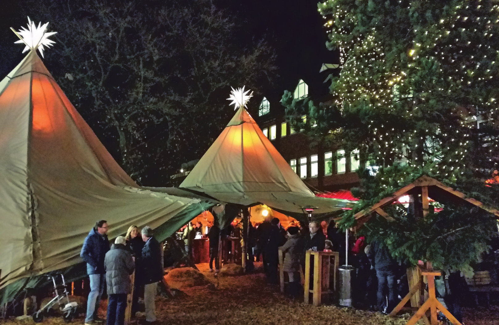 Frische Holzhackschnitzel sorgen in und um die großen Tipi-Zelte schon für einen ganz besonderen Duft. Foto: Tibarg Center Frische Holzhackschnitzel sorgen in und um die großen Tipi-Zelte schon für einen ganz besonderen Duft. Foto: Tibarg Center