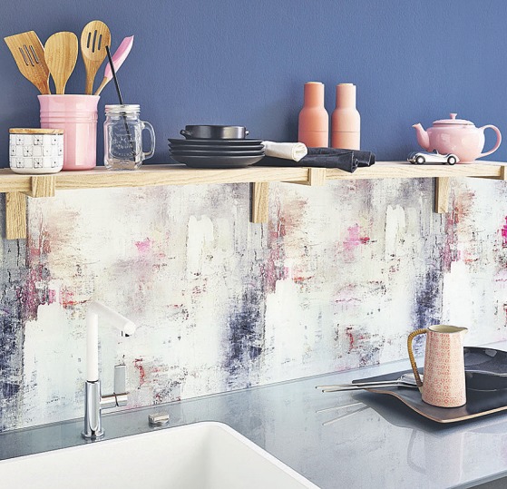 Wie von Künstlerhand gespachtelt, mutet diese rückseitig bedruckte Glaswand an. Dank Digitaldruck lassen sich auch eigene Wunschmotive verwirklichen. Foto: AMK Wie von Künstlerhand gespachtelt, mutet diese rückseitig bedruckte Glaswand an. Dank Digitaldruck lassen sich auch eigene Wunschmotive verwirklichen. Foto: AMK