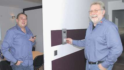 Eine Videosprechanlage erleichtert das Leben: Andreas Pehlke (links) und Rainer Wiening installieren die praktischen Überwachungsgeräte auch in Privathaushalten Foto: Tina Jordan Eine Videosprechanlage erleichtert das Leben: Andreas Pehlke (links) und Rainer Wiening installieren die praktischen Überwachungsgeräte auch in Privathaushalten Foto: Tina Jordan