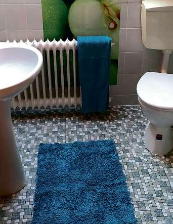 Diese Bad ist ein wenig in die Jahre gekommen: Zeit für einen Fliesenwechsel Fotos: Tina Jordan Diese Bad ist ein wenig in die Jahre gekommen: Zeit für einen Fliesenwechsel Fotos: Tina Jordan