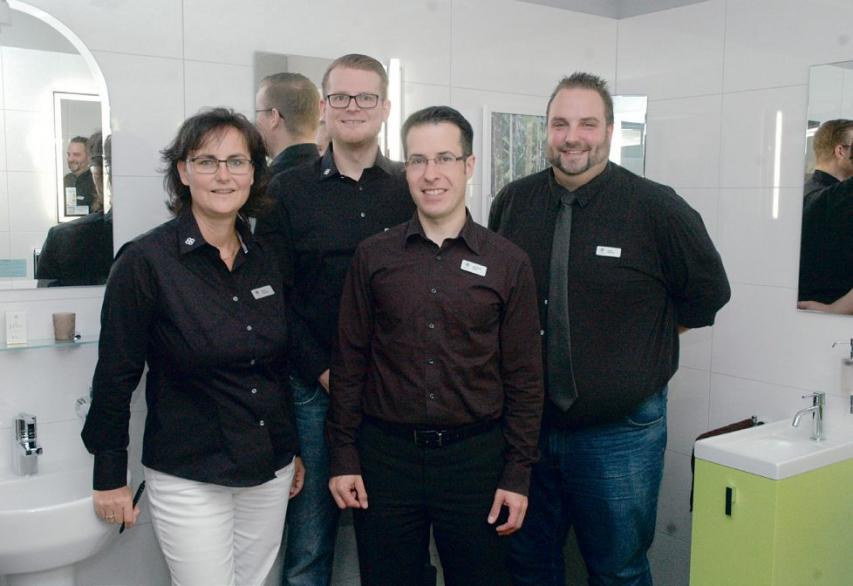 Das Team der Badausstellung „elements“, Anke Rückert (v. l.), Daniel Fischer, Andreas Bohl und Felix Jordan, kennt die neuesten Trends und kann Interessierten viele davon in der Schau in Pinneberg, Am Hafen 7, präsentieren Foto: Kuno Klein Das Team der Badausstellung „elements“, Anke Rückert (v. l.), Daniel Fischer, Andreas Bohl und Felix Jordan, kennt die neuesten Trends und kann Interessierten viele davon in der Schau in Pinneberg, Am Hafen 7, präsentieren Foto: Kuno Klein
