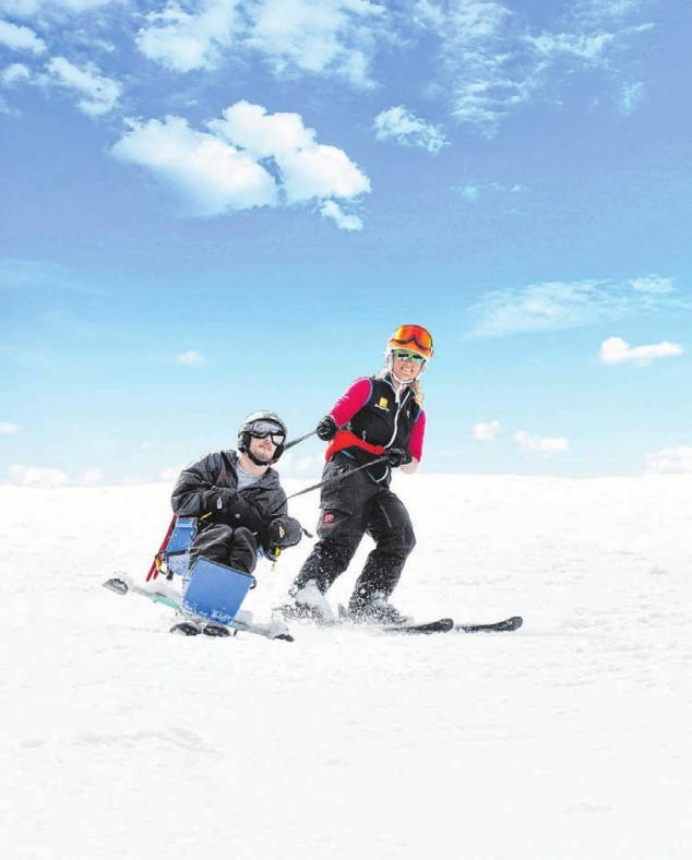 Den Bi-Ski lenkt ein Begleiter den Hang hinab. FOTO: FREIZEIT-PSO Den Bi-Ski lenkt ein Begleiter den Hang hinab. FOTO: FREIZEIT-PSO