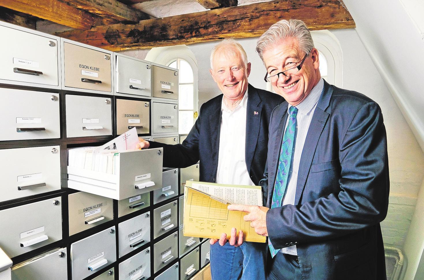 Tradition: Norbert Deiters (li.) und Niels Bonn mit typischen Büro-Ordnungssystemen aus dem vergangenen Jahrtausend. FOTO: EFF Tradition: Norbert Deiters (li.) und Niels Bonn mit typischen Büro-Ordnungssystemen aus dem vergangenen Jahrtausend. FOTO: EFF