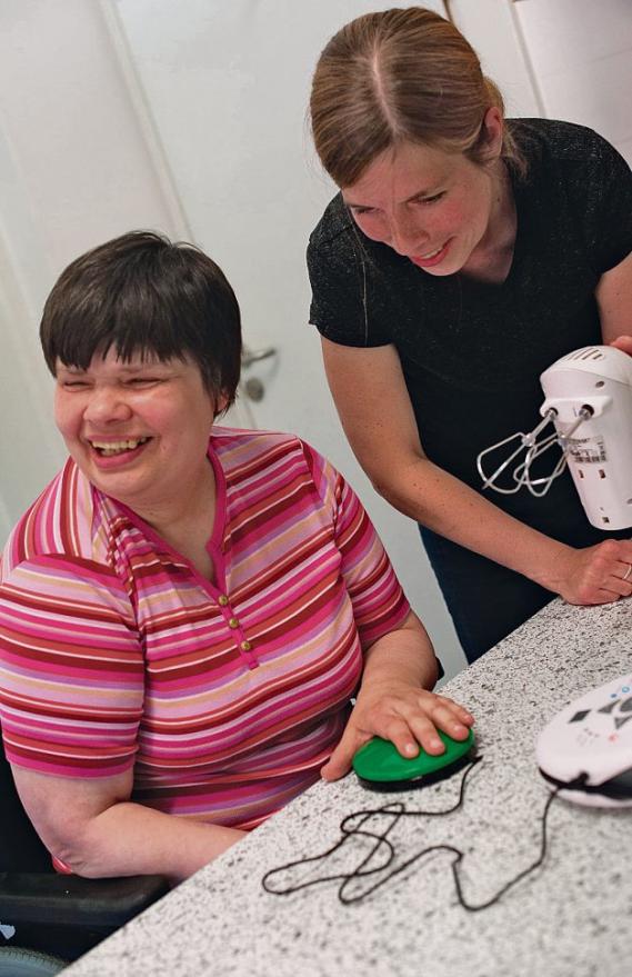 Ilona Schomann, Beschäftigte der Tagesförderung Wohldorf, und die pädagogische Mitarbeiterin Christina Kübitz haben offensichtlich viel Spaß daran, die neuen Kommunikationshilfen zusammen auszuprobieren Ilona Schomann, Beschäftigte der Tagesförderung Wohldorf, und die pädagogische Mitarbeiterin Christina Kübitz haben offensichtlich viel Spaß daran, die neuen Kommunikationshilfen zusammen auszuprobieren