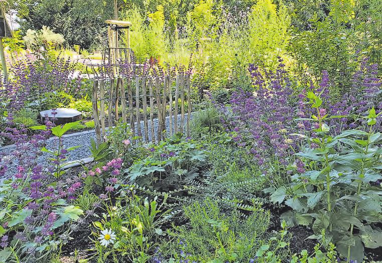 Die von Friedhofsgärtnern gestaltete und bepflanzte Anlage verleiht den Gräbern einen würdigen Rahmen Die von Friedhofsgärtnern gestaltete und bepflanzte Anlage verleiht den Gräbern einen würdigen Rahmen