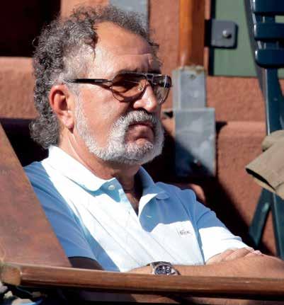 Ion Tiriac im vergangenen Jahr auf seinem Platz auf Lebenszeit. Da konnte er sich noch anlehnen, jetzt sitzt er mitten im Gang. Foto: Jürgen Hasenkopf Ion Tiriac im vergangenen Jahr auf seinem Platz auf Lebenszeit. Da konnte er sich noch anlehnen, jetzt sitzt er mitten im Gang. Foto: Jürgen Hasenkopf