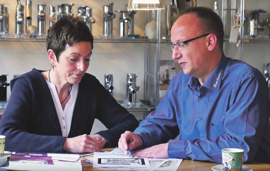 Badberater Kai Ehlert im Gespräch mit einer Kundin. Hasse Sanitär bietet neue Ideen zur Badgestaltung Foto: Hasse Sanitär Badberater Kai Ehlert im Gespräch mit einer Kundin. Hasse Sanitär bietet neue Ideen zur Badgestaltung Foto: Hasse Sanitär