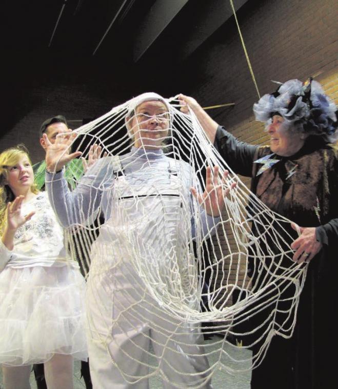 Versehentlich hat das Wetterweib Gertrude (Gabriele Cohn) den Wintertroll Kasimir (Daniela Snijders) gefangen, statt der Winterhexe Lizzy (Laura Sophie Venzke) wollte Fotos: Rutke Versehentlich hat das Wetterweib Gertrude (Gabriele Cohn) den Wintertroll Kasimir (Daniela Snijders) gefangen, statt der Winterhexe Lizzy (Laura Sophie Venzke) wollte Fotos: Rutke