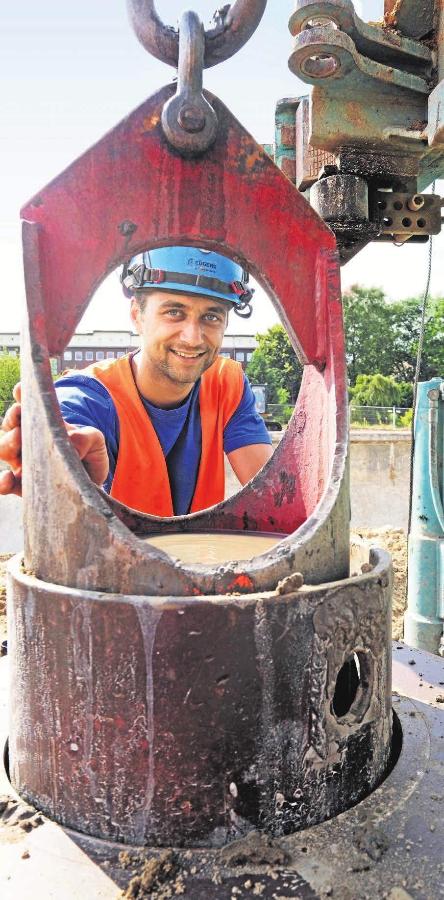 Azubi Niko Boldt mit einem Bohrgerät auf einer Baustelle. FOTO: S. WALLOCHA Azubi Niko Boldt mit einem Bohrgerät auf einer Baustelle. FOTO: S. WALLOCHA