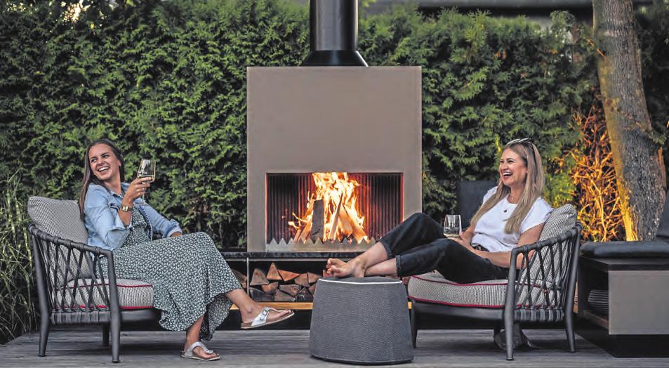 Die Manufaktur Freiluftfeuer produziert ihre modularen Feuerstellen in Deutschland und setzt dabei auf die Verwendung von Naturmaterialien wie Stein, Holz und Aluminium. FOTO: FREILUFTFEUERMANUFAKTUR Die Manufaktur Freiluftfeuer produziert ihre modularen Feuerstellen in Deutschland und setzt dabei auf die Verwendung von Naturmaterialien wie Stein, Holz und Aluminium. FOTO: FREILUFTFEUERMANUFAKTUR