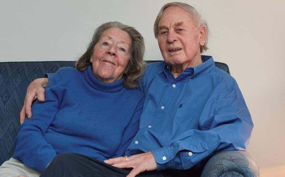 Das Ehepaar Hermann und Astrid Meiners in ihrem Rissener Haus. Er war Lotse, sie ist Mutter von drei Kindern, Tochter eines Blankeneser Lotsen.
