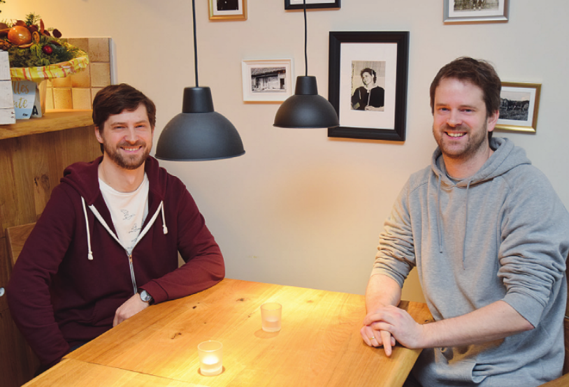 Die Brüder Clemens (l.) und Torben Wolpers freuen sich über den erfolgreichen Start ihrer Pinneberger Brauerei mit Restaurant und Café, Das größere Foto im Hintergrund zeigt die Namensgeberin Ida Foto: Kuno Klein Die Brüder Clemens (l.) und Torben Wolpers freuen sich über den erfolgreichen Start ihrer Pinneberger Brauerei mit Restaurant und Café, Das größere Foto im Hintergrund zeigt die Namensgeberin Ida Foto: Kuno Klein