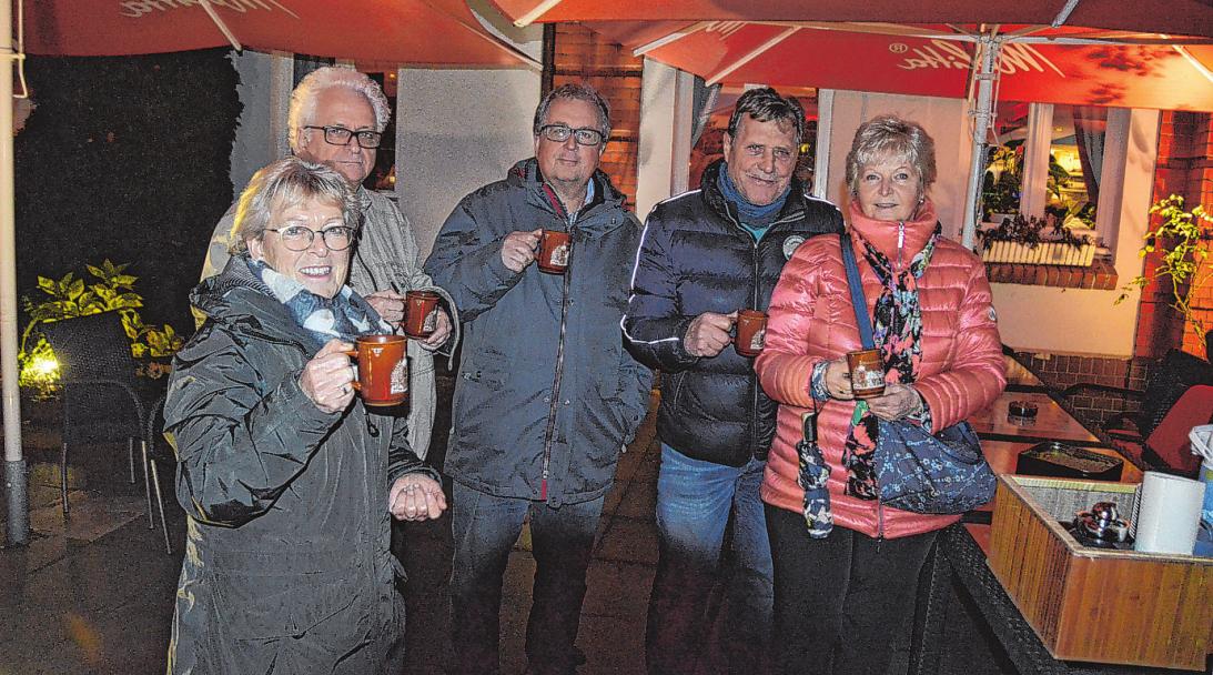 Bei Grog und leckeren Keksen wurde die Adventszeit in Bramfeld eingeläutet Fotos: Grell Bei Grog und leckeren Keksen wurde die Adventszeit in Bramfeld eingeläutet Fotos: Grell